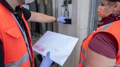 Entrega de material informativo y pasatiempos a los mayores lucenses que viven solos