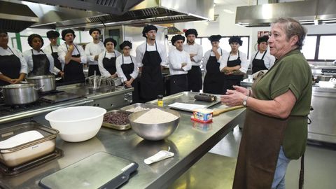 Una actividad formativa en el CIFP Carlos Oroza de Pontevedra el pasado octubre, con Carmen Surez y su receta del bolo de San Martio