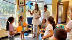 La alcaldesa de Lugo visit� una de las siete escuelas rurales con actividades de verano para los ni�os