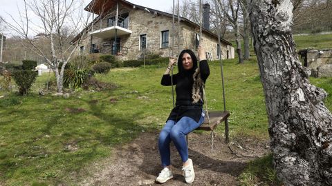 Chabeli Fernndez, en uno de los columpios en el rbol de Casa Cardiego, en Celeiros (Chandrexa de Queixa).