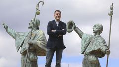 O conselleiro Rom�n Rodr�guez coas estatuas dos peregrinos que presiden o Monte do Gozo