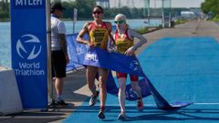 Susana Rodr�guez Gacio y su gu�a, Sara P�rez, en el momento de cruzar la meta en las Series Mundiales de paratriatl�n de Montreal.