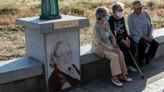 Los dibujos ocupan la parte baja de las farolas que jalonan el paseo mar�timo