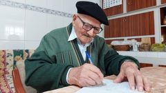 Constantino, que conserva una caligraf�a excelente, quiso plasmar su firma al finalizar la conversaci�n