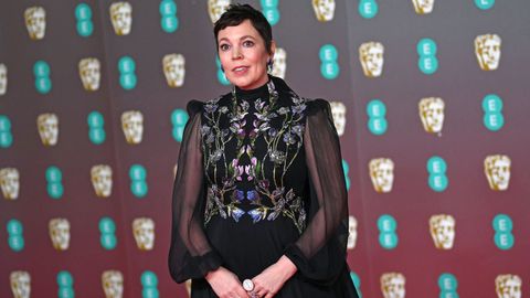 Olivia Colman posa en la alfombra roja de los Bafta 
