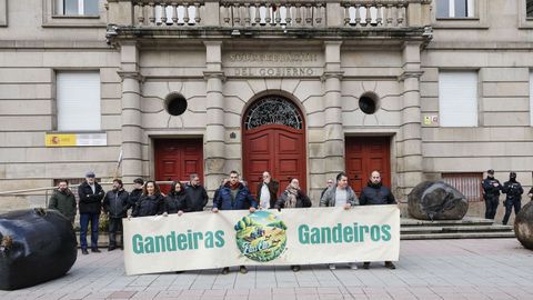 Protesta en apoyo a los ganaderos y agricultores, en la subdelegaci�n del Gobierno en Ourense