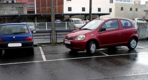 Turismo parado en sentido opuesto en el supermercado Lidl.