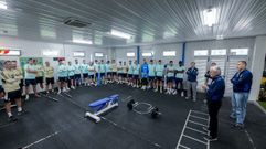 Jes�s Mart�nez, con Mart�n Pel�ez al lado, se dirige a la plantilla del Real Oviedo