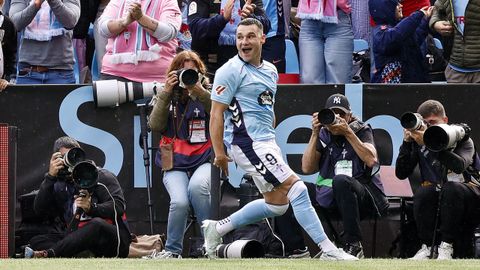 Ferran Jutgl�, celebrando uno de sus goles en el Celta-Levante.