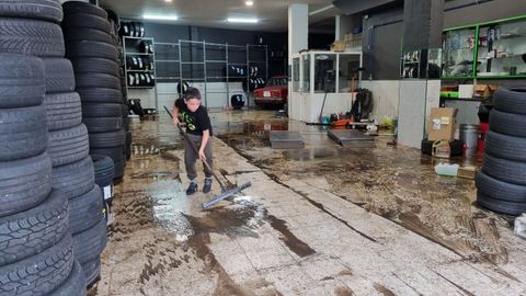 El agua entr� en el interior de los establecimientos comerciales en Fernando Olmedo