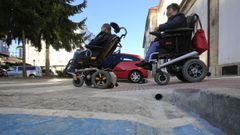 Jos� Daniel Outeiro y Teresa D�az Tall�n en un paso de peatones de la plaza de la Estaci�n que hace poco tiempo fue adaptado para el tr�nsito en sillas de ruedas por el Ayuntamiento y Adif