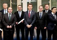 Los tres alcaldes, con Feijoo en el acto del premio Coopera