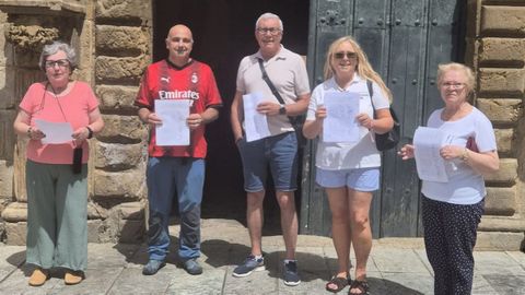 Usuarios y propietarios de negocios estuvieron reuniendo firmas esta �ltima semana y ayer las presentaron ante el Concello de Lourenz�