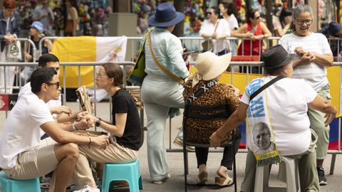 Numerosas personas se preparan para recibir al papa Le�n XIV en las inmediaciones de la Sagrada Familia.