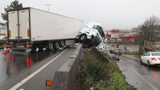 Accidente de un cami&oacute;n a la altura del pol&iacute;gono Costa Vella, en Santiago