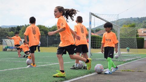 El Campus Sporty disfruta de Allariz.Las actividades ldicas y deportivas animan los quince das de actividad en el cmping y la ciudad deportiva de O Seixo