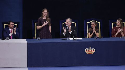 El rey Felipe, la reina Letizia (2-d), la princesa Leonor (2-i), la infanta Sof�a (d) y el presidente del Prinipado de Asturias, Adri�n Barb�n (i), durante la ceremonia de entrega de los Premios Princesa de Asturias celebrada este viernes en el Teatro Campoamor