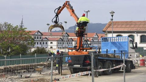 La reposici�n de la albardilla (las piedras de remate de la muralla) contin�a frente a la nave de la Pescader�a. Sobre ella se dispondr� la verja, con un sistema de anclaje que afecte menos a la muralla que el inicialmente previsto.