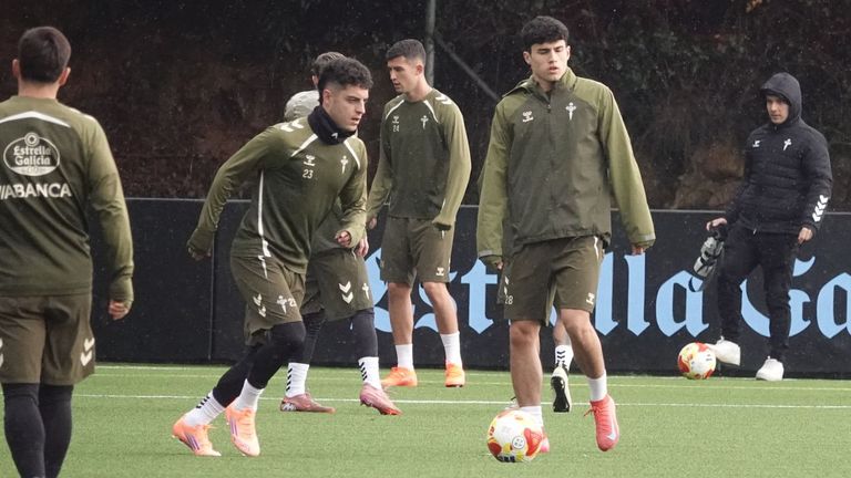 Losjugadores del Celtase ejercitaron en el sinttico de A Madroa para ir preparando el terreno.