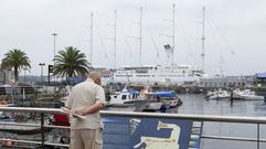 El �Wind Surf�. al fondo de la imagen, esta ma�ana en Ferrol