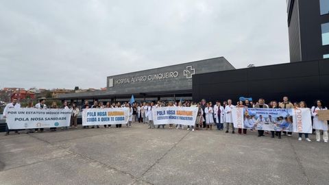 M�dicos concentrados este viernes ante el Hospital �lvaro Cunqueiro
