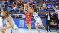 Nhug Bosch siendo bloqueada por una defensora rival en la derrota del Ensino en la primera jornada de liga