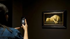 Una visitante contempla el �Agnus Dei� de Zurbar�n en una de las salas de la National Gallery de Londres.