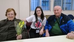 Elina, en el centro, junto a su abuela adoptiva Ofelia. A la derecha, Rom�n, tambi�n miembro del programa Adopta Un Abuelo.