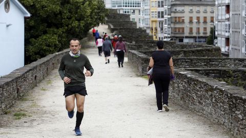 Corredores por la Muralla en el primer da de ejercicio al aire libre tras el confinamiento