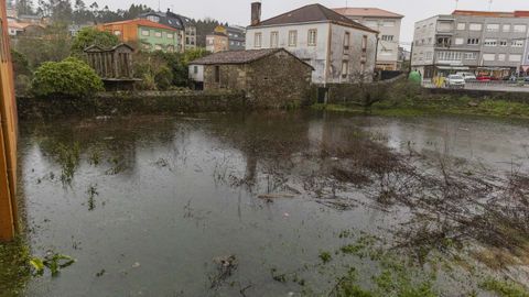 El centro de Baio, anegado, en las inmediaciones de la praza Jorge Mira.