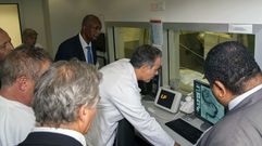 El director de la a Fundaci�n para la Investigaci�n Biosanitaria de Asturias (FINBA) muestra la tecnolog�a a una delegaci�n de Sud�n.El director de la a Fundaci�n para la Investigaci�n Biosanitaria de Asturias (FINBA) muestra la tecnolog�a a una delegaci�n de Sud�n 