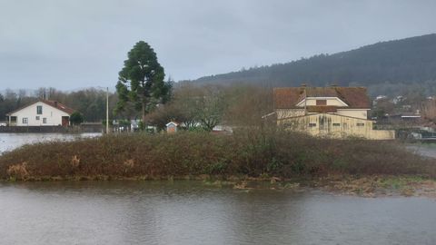 Casas aisladas por el agua�en Agronovo, en�Extramundi, en Padr�n