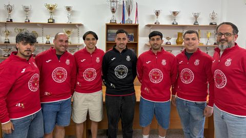 La nueva directiva est� encabezada por Daniel Pad�n, en el centro, de negro