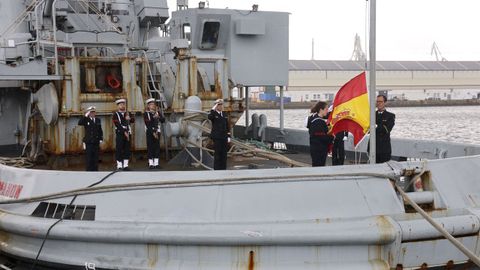 Arriado de la bandera del remolcador Mahn, que causa baja en la Armada
