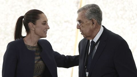 Cuautemoc C�rdenas como la presidenta de M�xico, Claudia Sheinbaum, en un acto en Ciudad de M�xico en el 2025