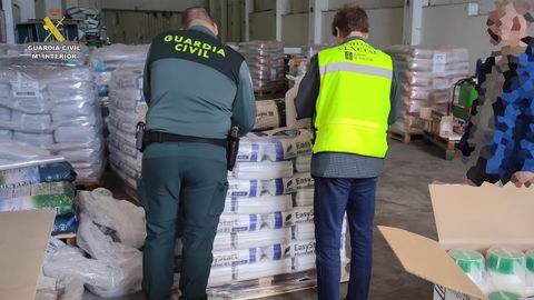 La Guardia Civil y Sanidad Vegetal de la Xunta de intervienen cerca de cuatro toneladas de fitosanitarios en Santa Comba