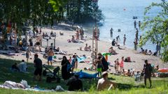 Ciudadanos suecos, hoy, en la playa de Malarhojdsbadetat, en el lago de Malaren, en Estocolmo. Las temperaturas rondan los 30 grados