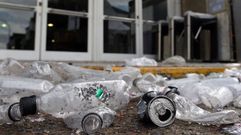 Restos de botellas en el exterior de la discoteca Time Warp donde se celebr� el festival de m�sica electr�nica en el que murieron cinco personas