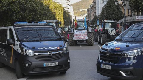 Operarios del servicio de limpieza de Oviedo limpian a primera hora de este viernes los orines vertidos en la protesta agr�cola y ganadera que mantiene decenas de tractores colapsando las calles del centro de Oviedo