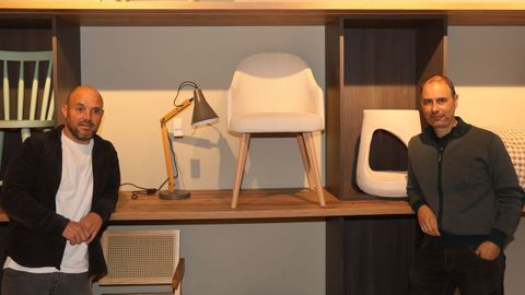 Un comercio histrico en el que hubo relevo generacional. En la imagen, Fernando Insua Fernndez, de 48 aos, y su primo, Miguel Insua Sieira, de 52, socios y trabajadores actuales junto con Antonio, hermano del segundo, de Muebles Insua, el negocio que fundaron sus padres en 1971