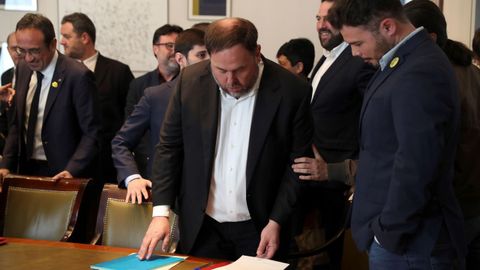 Oriol Junqueras junto a Gabriel Rufin, ayer en el Congreso, recogiendo su credencial como diputado. Los presos electos grabaron un vdeo desde la cmara, obviando la prohibicin del Supremo