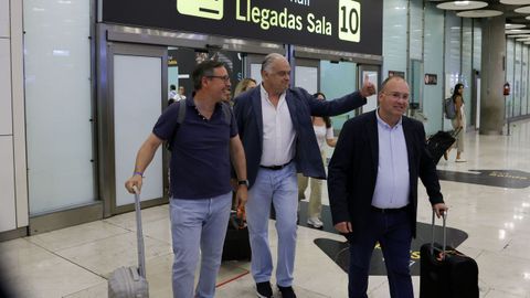 Gonzlez Pons (centro)  y Miguel Tellado (derecha), a su llegada a Barajas tras impedirles el rgimen de Maduro entrar en Venezuela para seguir las elecciones.