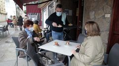 Rodrigo Marrero atiende a unas clientas este viernes en su negocio del paseo de Lugo