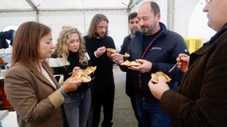 La conselleira do Mar, Marta Villaverde, (izda.), junto a la delegada territorial de la Xunta, Martina Aneiros, y el director de Turismo de Galicia, Xos Merelles, durante la degustacin en la Festa do Marisco de Man.