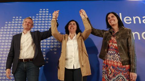 Rueda y Paula Prado, flanqueando a Elena Candia en el acto celebrado este domingo en Lugo. 