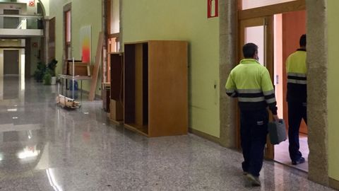 Operarios en la sala del Parlamento donde se ubicaban los grupos Comn da Esquerda y En Marea