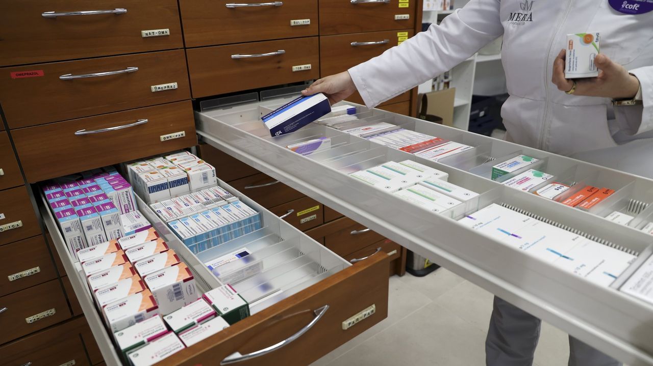 Caen las farmacias en Galicia