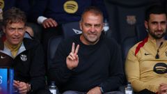 Hansi Flick, junto a sus ayudantes en el banquillo del Barcelona