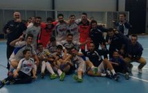 Plantilla y cuerpo t�cnico, nada m�s acabar el partido, celebrando el alir�n en la cancha del Ourense. 