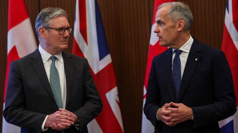 El primer ministro británico, Keir Starmer, junto a su homólogo canadiense, Mark Carney, en una entrevista previa a la cumbre